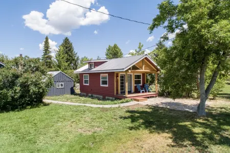 Downtown Cozy Red Cabin
