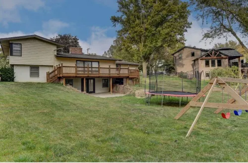 4bed/2bath retreat:Modern comfort, timeless charm. Your Ideal short-term escape.