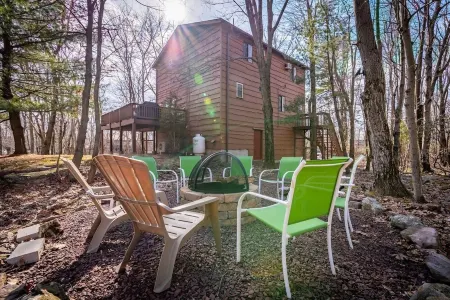 Karaoke!•LUX French Chalet•HotTub•Pool Table•FirePit•Pets•AC•Beach+Lake Access!