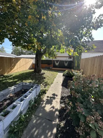 Charming 1920’s shotgun in southern Indiana, minutes from downtown Louisville