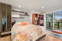 Modern Style Lakefront Retreat with Hot Tub Hotels near ALDI