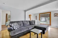 Charming 3-bedroom house with AC and WiFi in lovely Lansing