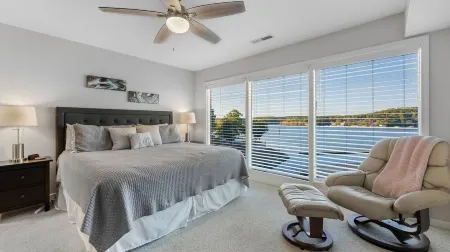Waterfront Condo with Amazing Amenities Отели рядом с достопримечательностью «Margaritaville Lake Resort Lake of the Ozarks»
