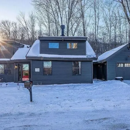 Vermont Summer Escape - Sleeps 8 with FirePit, Hot Tub, and Pet Friendly!