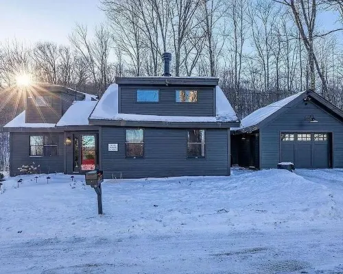 Vermont Summer Escape - Sleeps 8 with FirePit, Hot Tub, and Pet Friendly! Hotels in Winhall