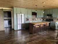 Ennis, MT: Conveniently located vacation cabin