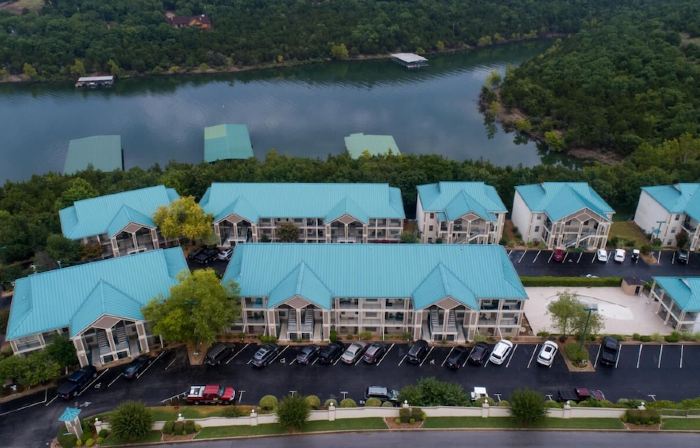 Beautiful 2BR/2BA Penthouse Condo Overlooking Table Rock Lake!