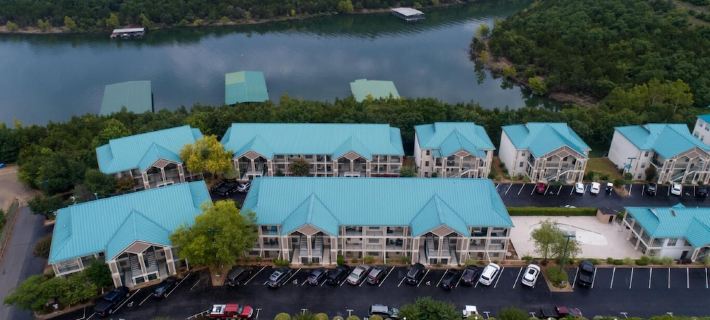 Beautiful 2BR/2BA Penthouse Condo Overlooking Table Rock Lake! Hotels in Ridgedale