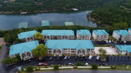 Beautiful 2BR/2BA Penthouse Condo Overlooking Table Rock Lake!