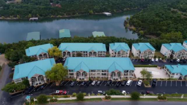 Beautiful 2BR/2BA Penthouse Condo Overlooking Table Rock Lake!