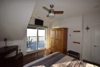 LAKESIDE RETREAT-Overlooking the scenic beauty of Lake Erie, Lorain,Ohio