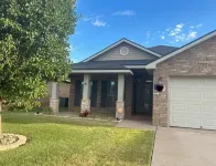 *The Quincy Farmhouse* Newly appointed home in quiet Quincy Park neighborhood. Hotels near Walmart Supercenter