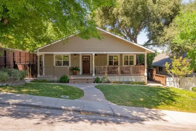 Luxury 2 blocks Downtown Square with a POOL, 2Bdrm, 2Bath Modern Large Bungalow 薩利納斯河附近的飯店