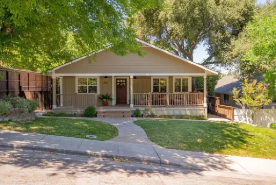 Luxury 2 blocks Downtown Square with a POOL, 2Bdrm, 2Bath Modern Large Bungalow