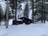 Rustic 2-bedroom cabin on Boyd Pond