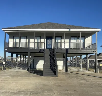 " Salt Life Retreat " Waterfront home with boathouse in Angler Bay / Hackberry