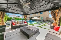 12 Beds,Pool table,Ping Pong,Volleyball+Basketball Hotels in Coachella