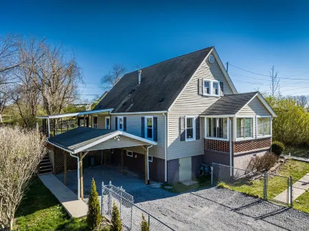 5 min to NRG Park + hot tub + fire pit + game room