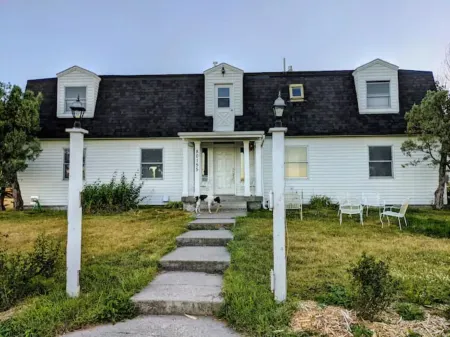 Magnificent 9 bedroom home near Bozeman with private Gallatin River access Отели в г. Фор Корнерс