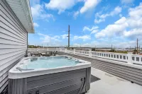 Rooftop Hot Tub w/ bayview, 10 min walk to beach, linens + towels included