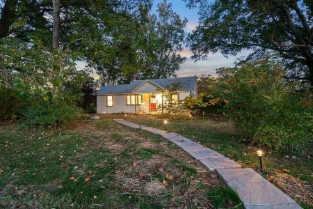 Country Cottage with Modern Amenities