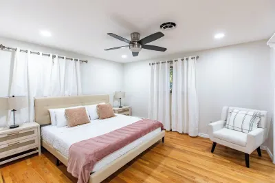 Spacious ~ King Beds ~ Pool ~ Spa~ Mountain View’s Hotels near Brass Armadillo Antique Mall - Denver