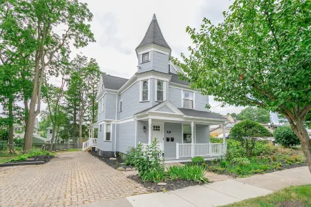 Fresh Modern Apartment - Walking Distance to U of R/Strong Hospital