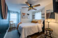 Luxe Haus of Love—Renovated 1938 Cape Cod —Heated FLRS Hotels in Skokie