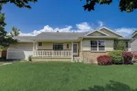 Comfortable Family-Sized Home w/ 4br 3 bath, ping pong, fast wifi and hot tub! Hotels near Night Stalkers Haunted Trail