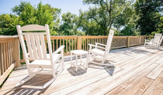 Remodeled Beach House 1 block from beach. 4min walk. Sleeps 8. Hotels in Emerald Isle