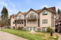 BRIGHT, Renovated, In the Heart of Aspen Walkable