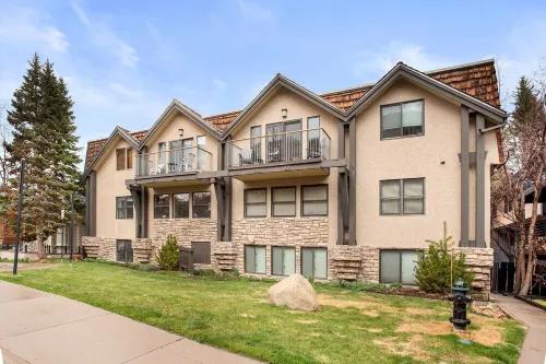 BRIGHT, Renovated, In the Heart of Aspen Walkable