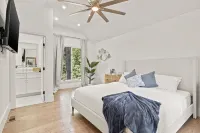 Lakeside Haven: Spacious Retreat with Stunning Views and Family Fun