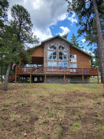 A Place for Royalty! Отели рядом с достопримечательностью «Moon Mountain»