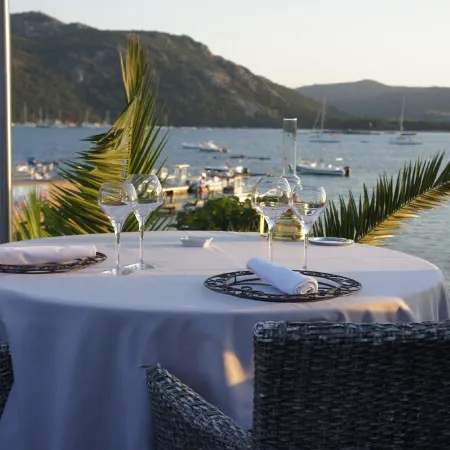 Luxury Apartment, Garden and Terrace, Swimmingpool, Beach 500m Away