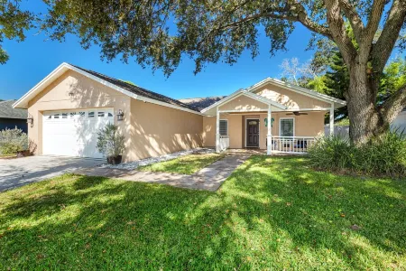 Tastefully updated, Heated Pool, 10 min to Beach! Отели рядом с достопримечательностью «Pop Stansell Park»