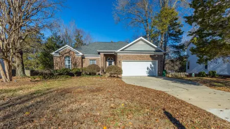 Charming Charlotte 3-bedroom house, Fenced Yard, 5 Mins to Carowinds, WiFi, Pets Отели рядом с достопримечательностью «Rivergate»