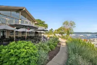 AMAZING LAKE GENEVA ABBEY SPRINGS HOME + HOT TUB +  2 GOLF CARTS!