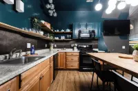 The PanAm Flat - 2bed/2bath next to hospitals & Scott AFB