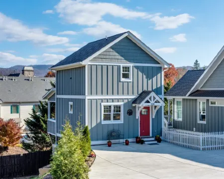 Guesthouse, Downtown Weaverville 2 Blocks from Main St. Hotels in Weaverville