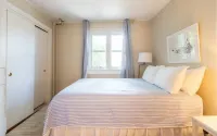 Cozy 4 bedroom cottage in town, with parking
