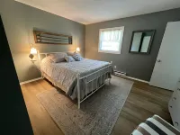 Remodeled Modern 4Br Avon Home with 3 Living Rooms on Large Private Lot/Farm Hotels in Avon