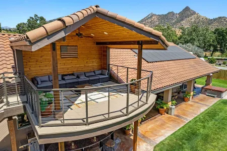 “A River Runs Through It”- Riverfront 2-home Compound Отели рядом с достопримечательностью «Зона отдыха Слик Рок»