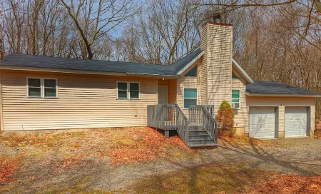 Pocono Family Getaway, Pet Friendly/Hot tub W/Game Room Отели в г. Танкханнок Тауншип