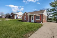 Broadlawn Bungalow - 2BR/1 Bath w pullout Hotels near Blain's Farm & Fleet - Dubuque, Iowa