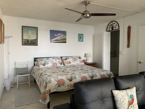 Beach, Shelling, Water Sport, Restaurant Right Across The Street!  Paradise!!