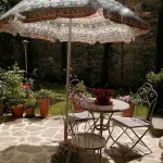 Hibiscus of Gautier, suggestive small house with private garden in a medieval village