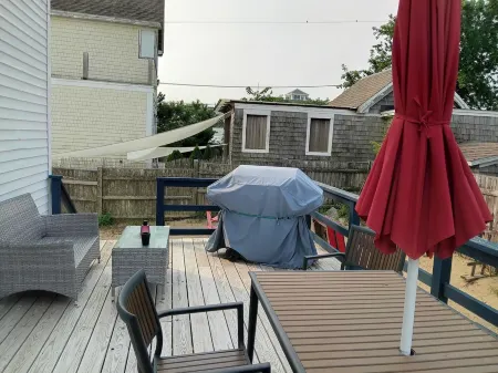 Plum Island place 5 minute walk to beach 9 minute walk to point Отели рядом с достопримечательностью «Beach Access Point»