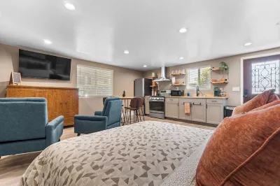 Boho Chic - DT Visalia/W Modern Art Flair Hotel dekat Quality art Murals