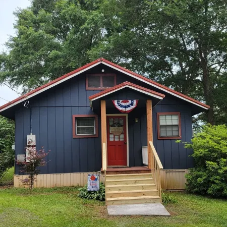 Lakeside Cottage on Lake Guntersville. No Pets and Non Smoking Rental.